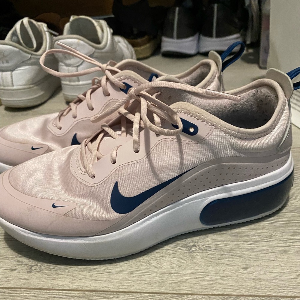 WORN ONCE NIKE RUNNING SHOES